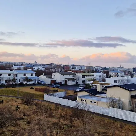 View, Bright & Cozy - Free Parking Apartment Reykjavik